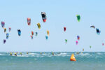 Kitesurfare på tävling i havet